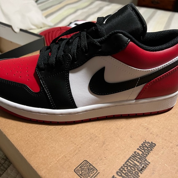 Size 10 - Jordan 1 Low Bred Toe 2021 - Picture 16 of 16